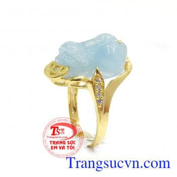 Nhẫn nữ Tỳ Hưu mệnh thủy đeo hợp cho người mệnh Thủy, đeo Nhẫn Tỳ Hưu tài lộc mang lại may mắn trong cuộc sống, thăng tiến trong công danh sự nghiệp, bảo vệ tài sản và cả sự bình yên