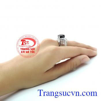 Nhẫn nam Sapphire sang trọng là loại đá thiên nhiên quý hiếm, đá saphire được xem là viên đá biểu tượng cho sự giàu sang,tình yêu