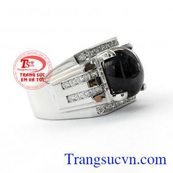 Nhẫn nam Sapphire sang trọng là loại đá thiên nhiên quý hiếm, đá saphire được xem là viên đá biểu tượng cho sự giàu sang,tình yêu