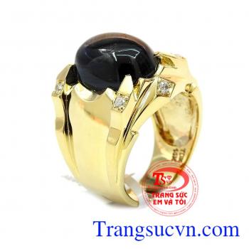 Nhẫn nam Saphire dũng mãnh mang phong cách mạnh mẽ, chiếc nhẫn là sự điêu khác 3D tài tình, với các viên đá được chấm phá, điểm xuyết cho chiếc nhận được sang trọng, đá sapphire là một loại đá tự nhiên và quý hiếm