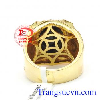 Nhẫn nam Saphire dũng mãnh mang phong cách mạnh mẽ, chiếc nhẫn là sự điêu khác 3D tài tình, với các viên đá được chấm phá, điểm xuyết cho chiếc nhận được sang trọng, đá sapphire là một loại đá tự nhiên và quý hiếm