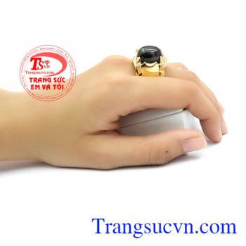 Nhẫn nam Saphire dũng mãnh mang phong cách mạnh mẽ, chiếc nhẫn là sự điêu khác 3D tài tình, với các viên đá được chấm phá, điểm xuyết cho chiếc nhận được sang trọng, đá sapphire là một loại đá tự nhiên và quý hiếm