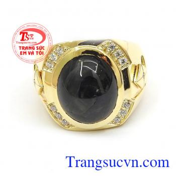 Nhẫn nam sapphire hoàng gia là sản phẩm nhẫn được chế tắc tinh tế, tỉ mỉ. Màu sắc của đá sapphire được các quốc gia phương tây tôn là máu sắc của quý tộc tượng trưng cho vương quyền và sự thịnh vượng