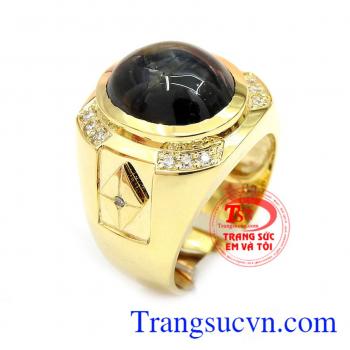 Nhẫn nam sapphire hoàng gia là sản phẩm nhẫn được chế tắc tinh tế, tỉ mỉ. Màu sắc của đá sapphire được các quốc gia phương tây tôn là máu sắc của quý tộc tượng trưng cho vương quyền và sự thịnh vượng