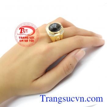 Nhẫn nam sapphire hoàng gia là sản phẩm nhẫn được chế tắc tinh tế, tỉ mỉ. Màu sắc của đá sapphire được các quốc gia phương tây tôn là máu sắc của quý tộc tượng trưng cho vương quyền và sự thịnh vượng