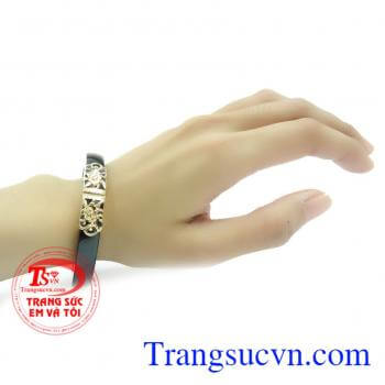 Đeo ngọc giúp cho vận khí, sức khỏe và tiền tài. Vòng ngọc bọc vàng hoa văn