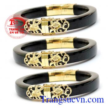 Ngọc ở sâu trong lòng đất đến nghìn năm hấp thụ tinh hoa nhật nguyệt của trời đất. Vòng ngọc bọc vàng hoa văn