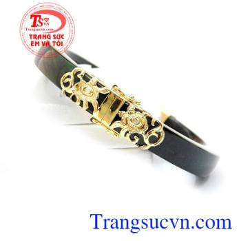 Vòng ngọc bọc vàng hoa văn tinh tế, đường nét hoa văn bọc vàng sang trọng.