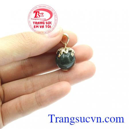 Mặt dây nữ được chế tác từ vàng 10 bền đẹp và ngọc cẩm thạch. Mặt dây nữ quý phái