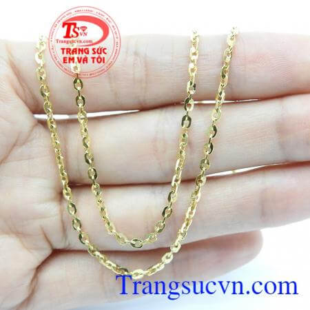 Sản phẩm được thiết kế đơn giản trang nhã, người đeo có thể kết hợp mặt dây theo sở thích của mình. Dây chuyền vàng đẹp