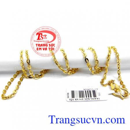Sản phẩm được thiết kế đơn giản trang nhã, người đeo có thể kết hợp mặt dây theo sở thích của mình. Dây chuyền vàng đẹp