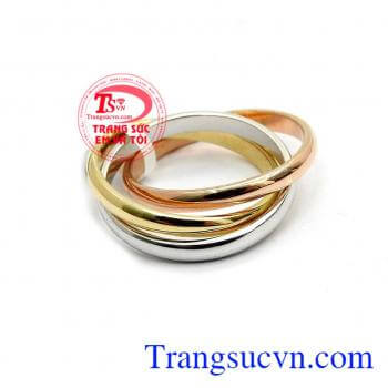 Nhẫn nữ được chế tác cách đơn giản nhưng độc đáo.