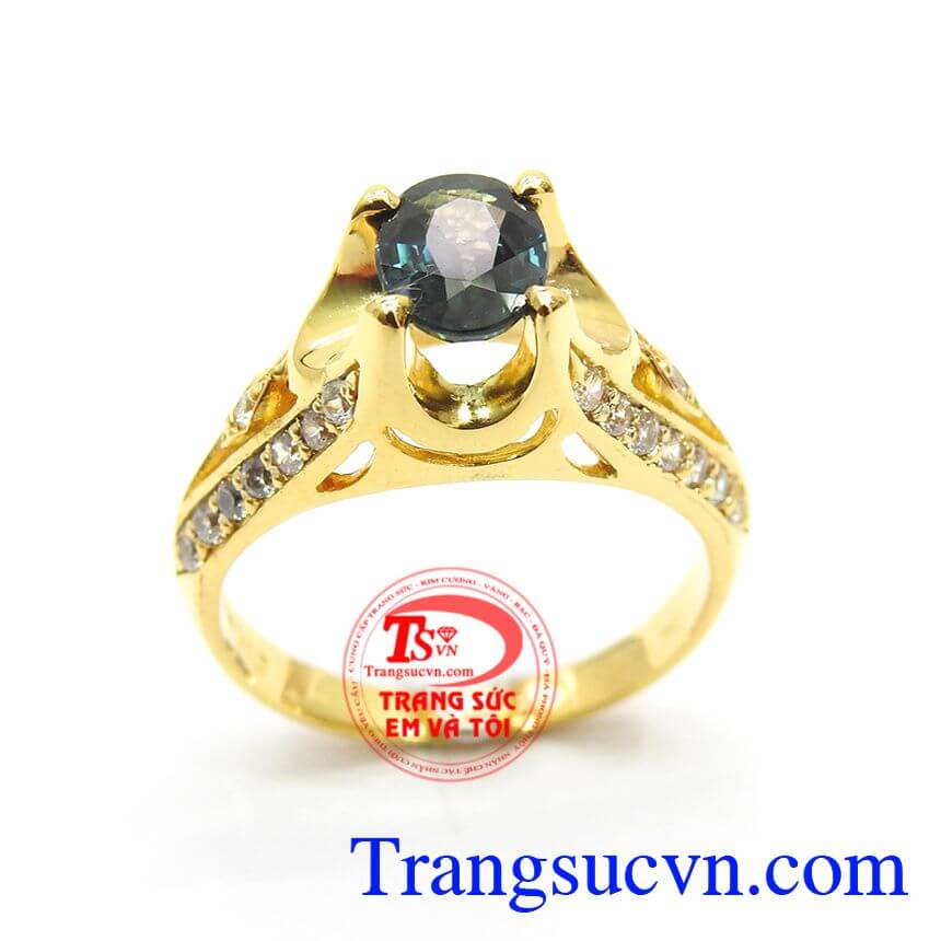 Nhẫn nữ vàng 18k kết hợp với đá Sapphire thiên nhiên mang lại vẻ đẹp sang trọng quý phái cũng như may mắn cho chủ nhân