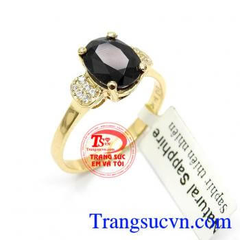 Nhẫn Sapphire thiên nhiên quý phái đước chế tác theo công nghệ 3D mang lại đường nét tinh tế sắc sảo cho từng chi tiết