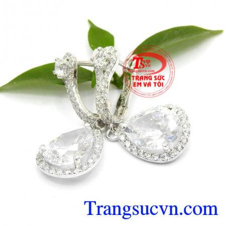 Hoa tai kim cương nhân tạo là sự kết hợp tinh tế tuyệt vời phù hợp với mọi phong cách thời trang phái đẹp