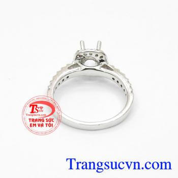 Vỏ Nhẫn Nữ Kim Cương Vàng trắng chế tác theo công nghệ cao mang đến mẫu mã đẹp, sang trọng. Vỏ Nhẫn Nữ Kim Cương Vàng trắng