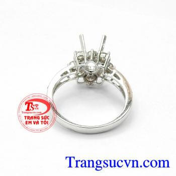 Vỏ Nhẫn Kim Cương Đẳng Cấp chế tác bằng công nghệ cao với đường nét tinh xảo sắc nét. Vỏ Nhẫn Kim Cương Đẳng Cấp