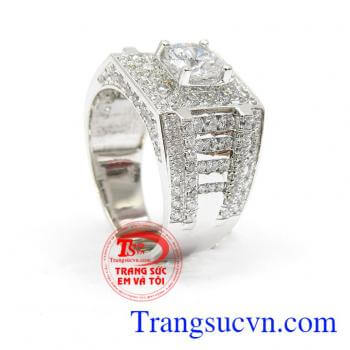 Nhẫn nam vàng trắng sang trọng được chế tác từ vàng trắng đẹp, tôn nên vẻ đẹp quyền uy, sang trọng của phái mạnh