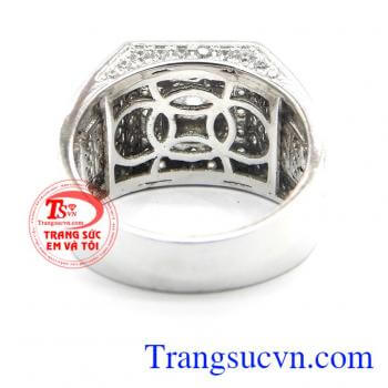 Nhẫn nam vàng trắng sang trọng được chế tác từ vàng trắng đẹp, tôn nên vẻ đẹp quyền uy, sang trọng của phái mạnh