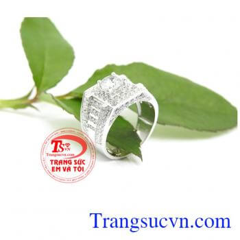 Nhẫn nam vàng trắng sang trọng được chế tác từ vàng trắng đẹp, tôn nên vẻ đẹp quyền uy, sang trọng của phái mạnh
