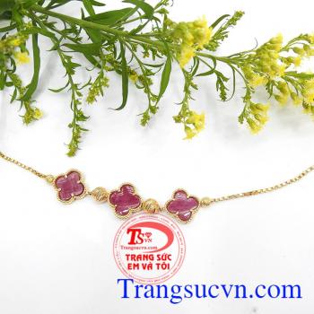 Sản phẩm ruby thiên nhiên. Lắc tay cỏ may mắn