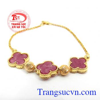 Lắc tay cỏ may mắn được chế tác tinh tế bằng sự kết hợp độc đáo với 3 viên đá ruby thiên nhiên và bi vàng lấp lánh cùng các sợi dây vàng