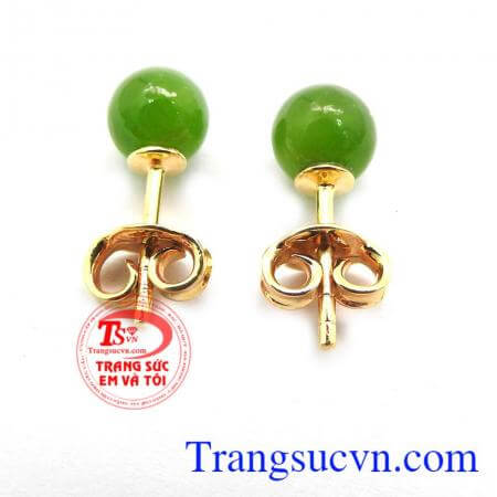 Sản phẩm được đính đá Nephrite thiên nhiên, mang lại nhiều may mắn, sức khỏe và hạnh phúc cho người đeo. Hoa tai nụ ngọc bích