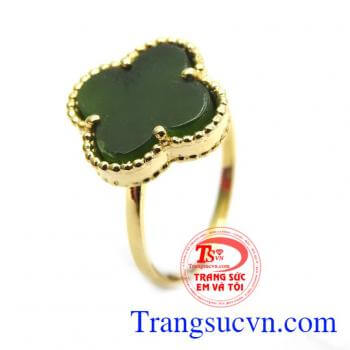 Nhẫn cỏ 4 lá Nephrite là sản phẩm đang được ưa chuộng trong năm nay mang ý nghĩa may mắn, vui vẻ, hạnh phúc