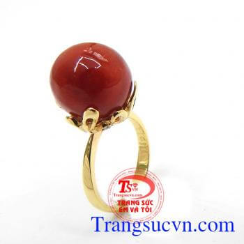 Nhẫn ngọc Nephrite sang trọng là sản phẩm nhẫn mang đến vẻ đẹp quý phái, sang trọng cho người đeo, nhẫn được bọc vàng hình lá ôm sát ngọc cẩm thạch