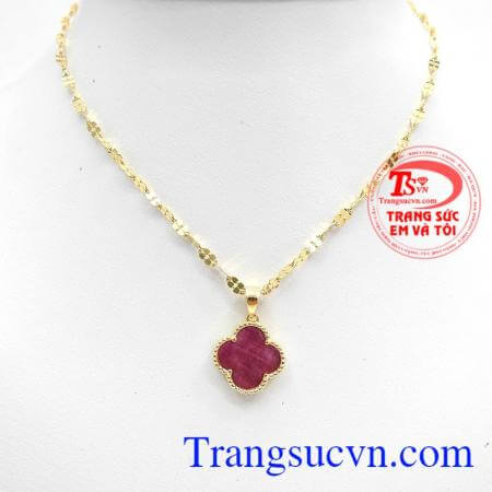 Bộ dây Ruby cỏ may mắn là sản phẩm bộ dây chuyền được chế tác hình cỏ may mắn từ đá Ruby thiên nhiên,Bộ dây Ruby cỏ may mắn