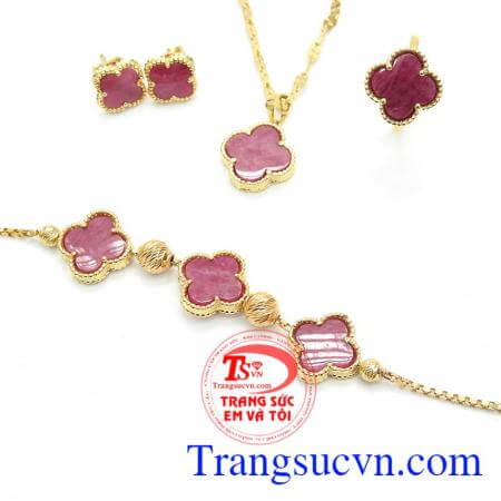 Bộ trang sức Ruby sang trọng là bộ sản phẩm gồm mặt dây chuyền, hoa tai, nhẫn, lắc tay được chế tác từ đá ruby thiên nhiên,Bộ trang sức Ruby sang trọng