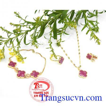 Sản phẩm được nhiều chị em phụ nữ ưa thích, sản phẩm đa dạng, được khách hàng yêu mến nhiều năm liền,Bộ trang sức Ruby sang trọng