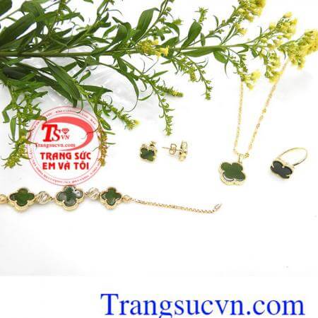 Trang sức em và tôi là thương hiệu được ưa thích nhiều năm liền, chất lượng đảm bảo, có giấy chứng nhận đi kèm, giao hàng nhanh trên toàn quốc,Bộ trang sức cỏ 4 lá