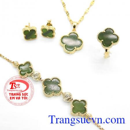 bộ trang sức bao gồm hoa tai, mặt dây chuyền, nhẫn, lắc tay được chế tác từ ngọc nephrite thiên nhiên,Bộ trang sức cỏ 4 lá