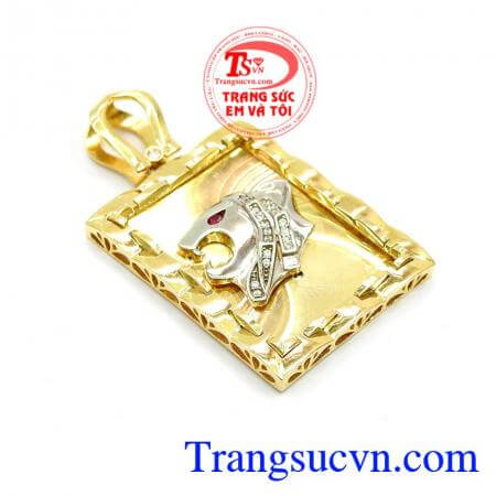 Mặt dây cá tính đẳng cấp phù hợp thời trang phái mạnh, dễ dàng kết hợp với nhiều kiểu dây chuyền