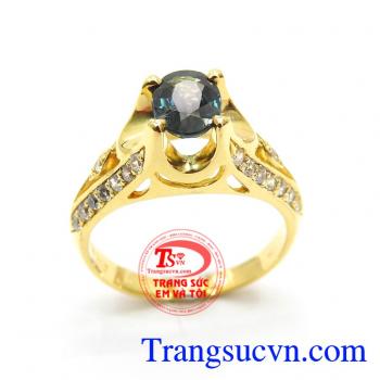 Nhẫn nữ vàng 18k kết hợp với đá Sapphire thiên nhiên mang lại vẻ đẹp sang trọng quý phái cũng như may mắn cho chủ nhân