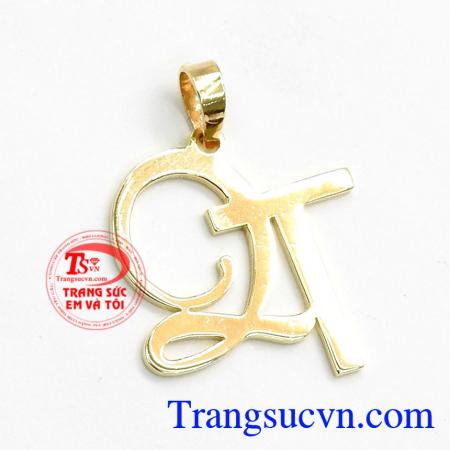 Mặt Dây Chữ QT Phong Cách với thiết kế độc đáo, mới lạ mang đến sự tinh tế, nhẹ nhàng, phong cách cho chủ nhân