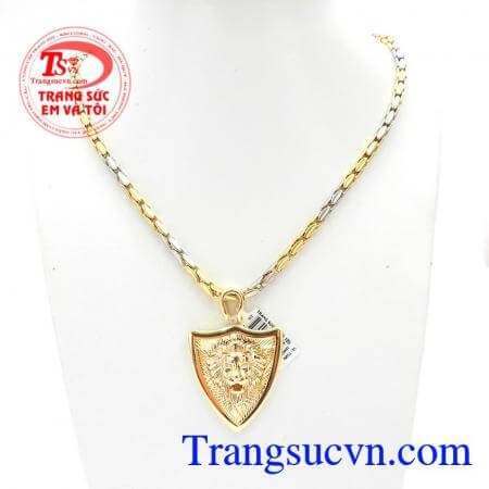 Bộ Trang Sức Sư Tử Cá Tính với sự kết hợp giữa mặt dây sư tử mạnh mẽ và dây chuyền vàng nhập khẩu từ Italy mang đến vẻ đẹp cá tính, sang trọng cho phái mạnh
