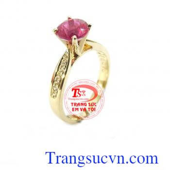 Nhẫn nữ ruby sang trọng là sản phẩm được đính đá ruby thiên nhiên