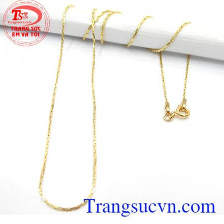 Dây chuyền mảnh, nhẹ nhàng,tôn lên vẻ đẹp quyến rũ cho người đeo.