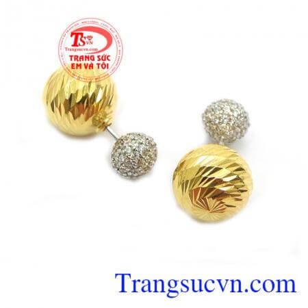 Hoa tai Dior đẹp là sản phẩm vàng 18k được chế tác theo kiểu dáng dior sang trọng. 