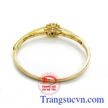 Vòng tay hoa tình yêu là sản phẩm vàng 14k sang trọng.
