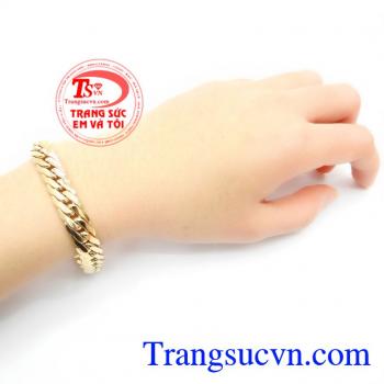 Phù hợp với nhiều phong cách thời trang, mang lại vẻ mạnh mẽ, sang trọng cho phái mạnh. Lắc Nam Vàng 18k Italy