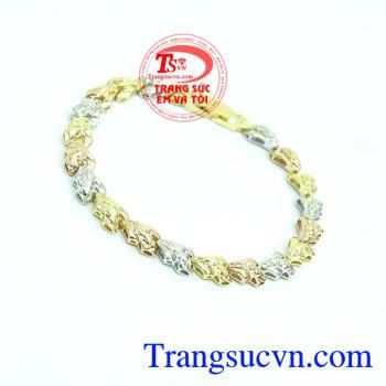 Lắc Tay Nữ Nhập Khẩu Cao Cấp từ Italy mang đến sự mới mẻ, độc đáo trong từng đường nét thiết kế. 