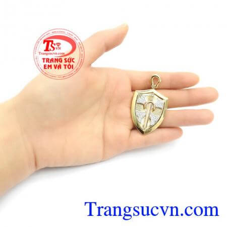 Mặt dây chuyền nam chạm khắc vàng 18k sáng bóng đảm bảo chất lượng hợp thời trang, sang trọng và phong thủy