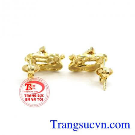 Hoa Tai Vàng 18k Quý Phái chế tác theo công nghệ 3D với những đường nét tinh xảo, mới lạ. Hoa Tai Vàng 18k Quý Phái