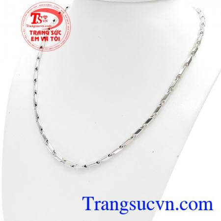 Dây Chuyền Vàng Trắng Ý Mới được chế tác kiểu dáng mới lạ, đem đến nét mạnh mẽ, cá tính cho người đeo, là kiểu dây chuyền được nhiều phái mạnh ưa chuộng