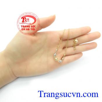 Lắc Chân Bi Ý Phong Cách