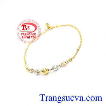 Lắc Chân Bi Ý Phong Cách nhập khẩu nguyên chiếc Italy với kiểu dáng tinh tế, mới lạ hợp thời trang, tạo nên nét quyến rũ, dịu dàng và sang trọng cho phái đẹp.