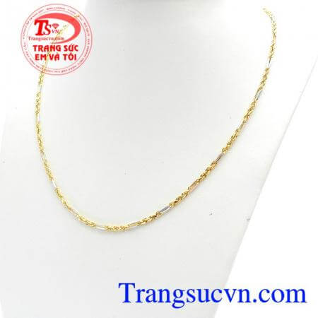 Dây vàng Italia 75 được bện từ 3 sợi dây vàng ý sáng bóng với kiểu dáng độc đáo mới lạ là sự lựa chọn tuyệt vời cho bạn.